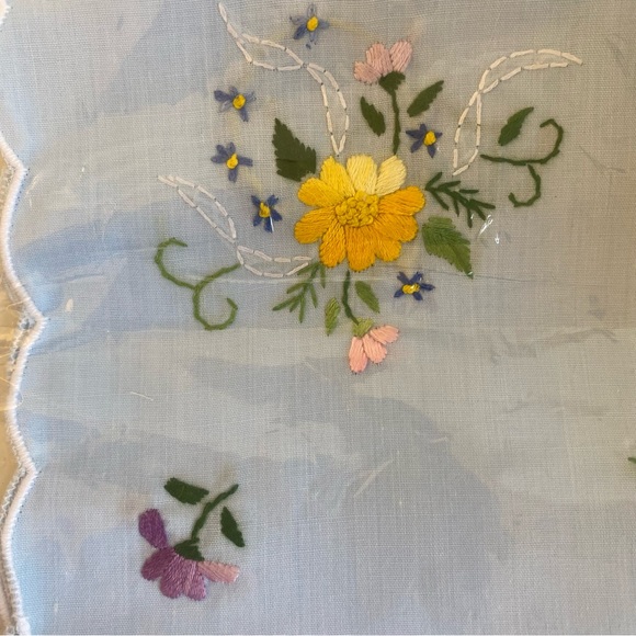 NWT new handkerchief w/ Embroidered flowers & scalloped edges hanky - Picture 3 of 3